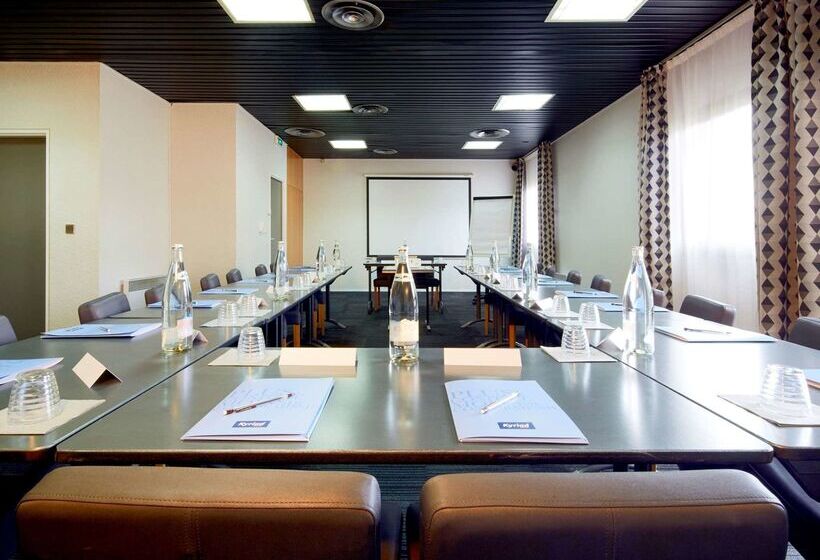 Отель Kyriad Hôtel Orly Aéroport Athis Mons