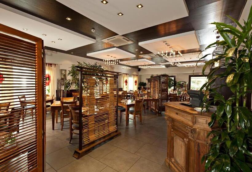 ホテル Logis Cottage