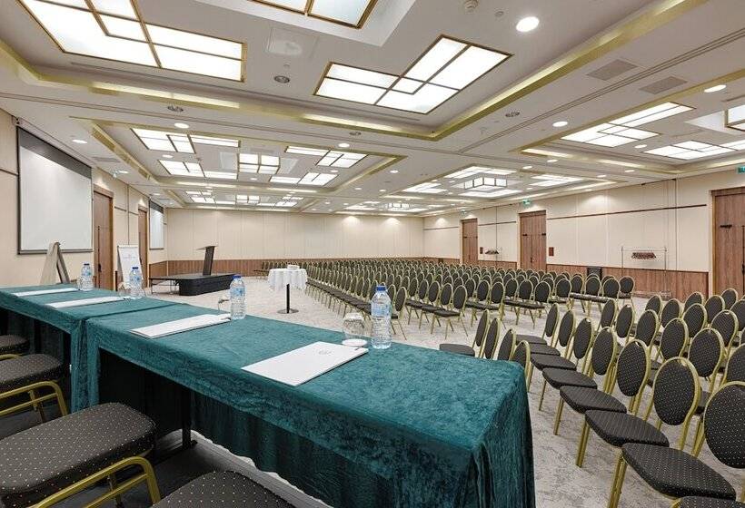 Отель Occidental Paris Levallois