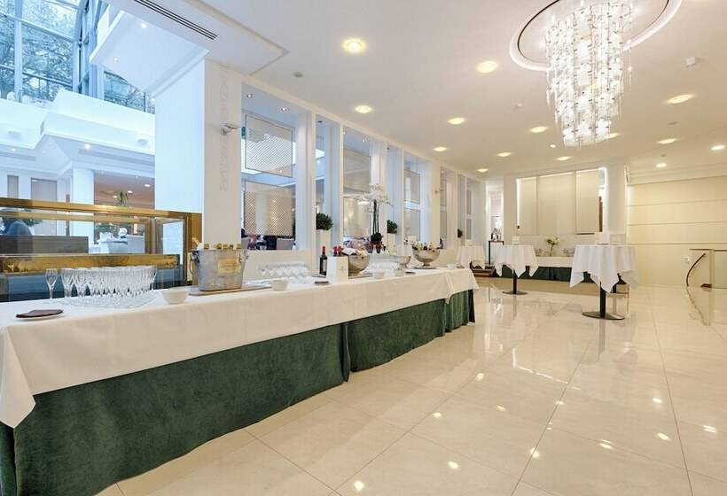 Отель Occidental Paris Levallois