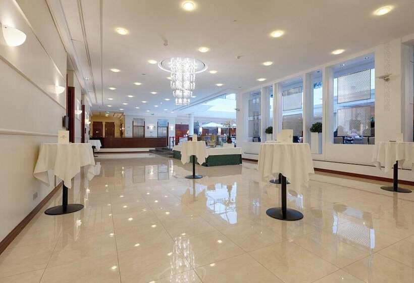 Отель Occidental Paris Levallois