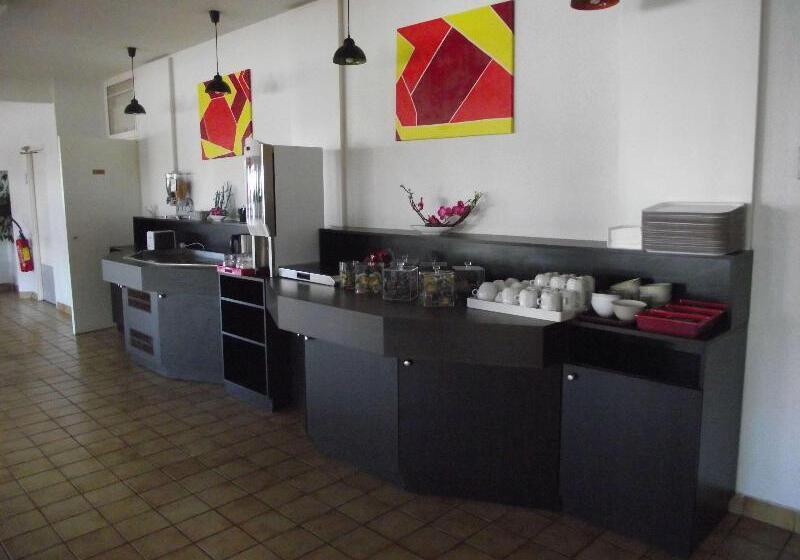 Отель Classe Troyes La Chapelle Saint Luc