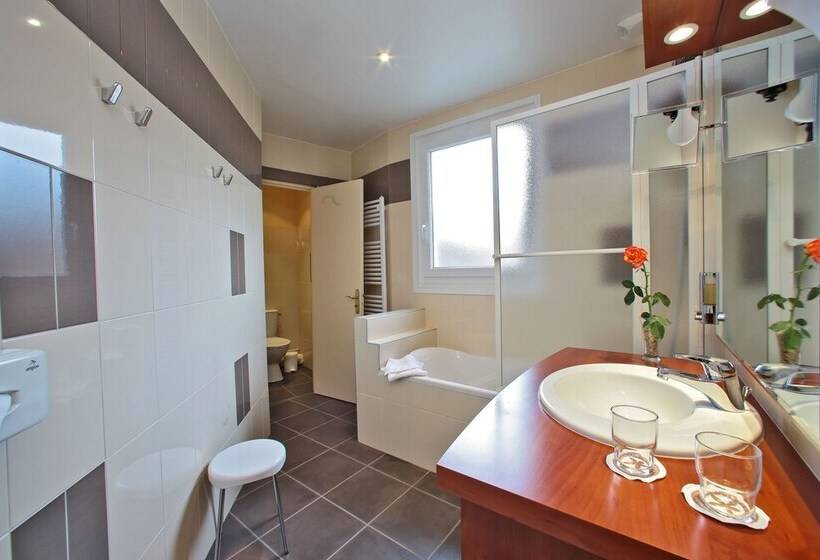 בית מלון כפרי The Originals City   Hôtel Saint Martial, Limoges Centre