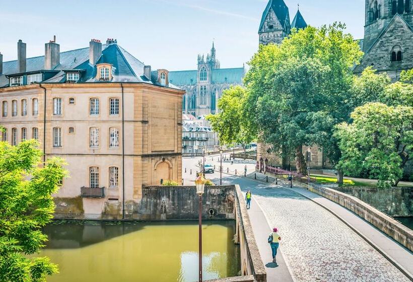 Отель Hôtel Du Théâtre Centre Historique Parking Souterrain Gratuit