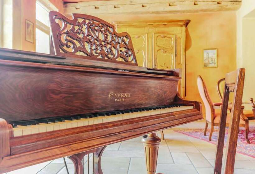 Отель Hôtel Du Théâtre Centre Historique Parking Souterrain Gratuit