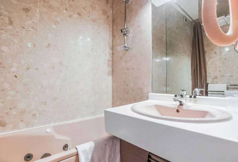 Отель Hôtel Du Théâtre Centre Historique Parking Souterrain Gratuit