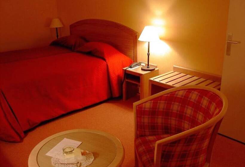 Отель Hôtel Du Théâtre Centre Historique Parking Souterrain Gratuit