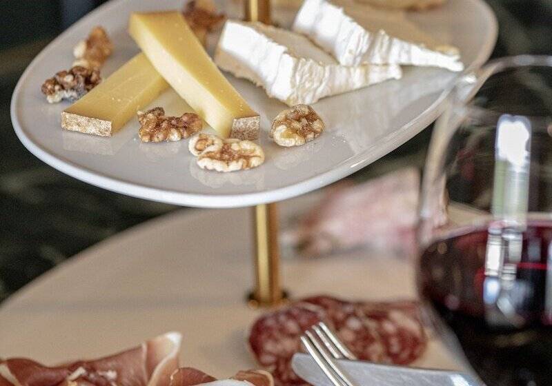 هتل Ermitage De Corton   Teritoria