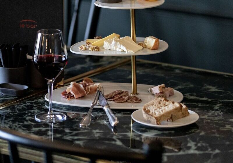 هتل Ermitage De Corton   Teritoria