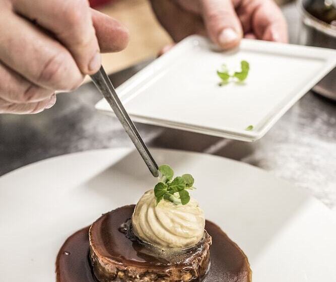 هتل Ermitage De Corton   Teritoria