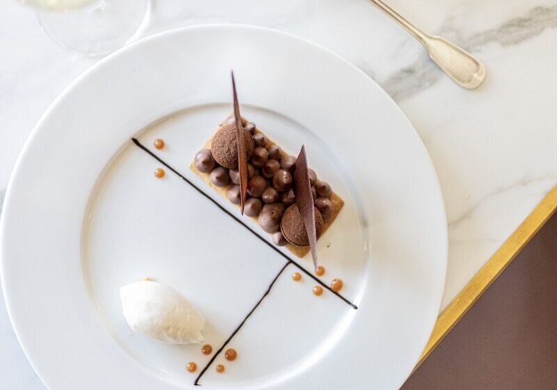 هتل Ermitage De Corton   Teritoria