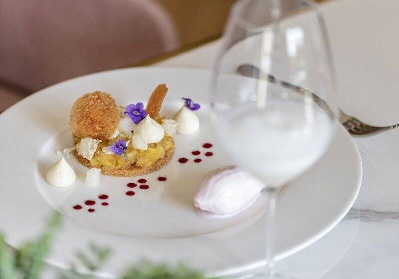 هتل Ermitage De Corton   Teritoria