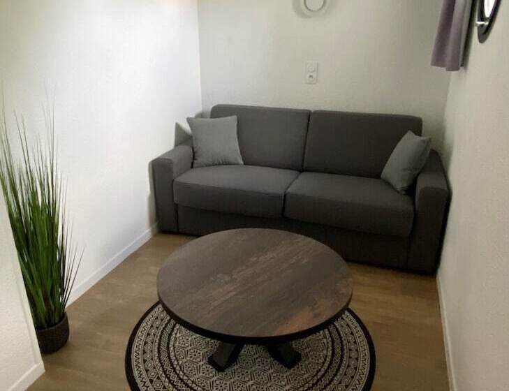 Отель Logis Cris Hôtel, Lyon Est