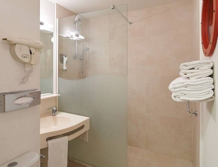 בית מלון כפרי Ibis Styles Ouistreham