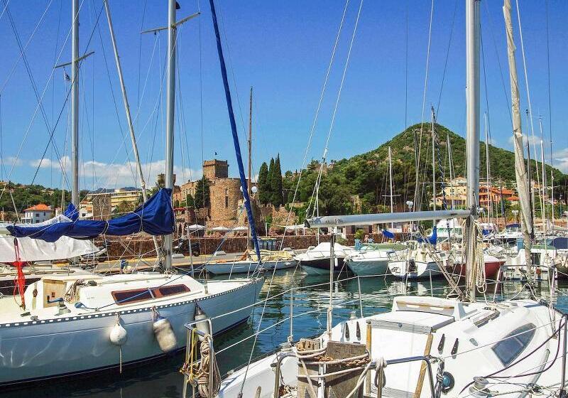 Отель Mercure Cannes Mandelieu