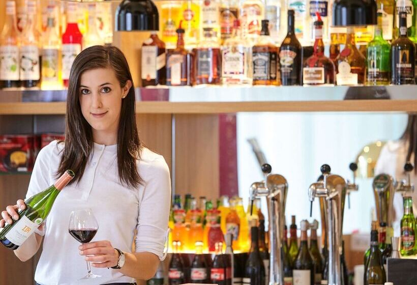 Отель Mercure Paris La Défense Grande Arche