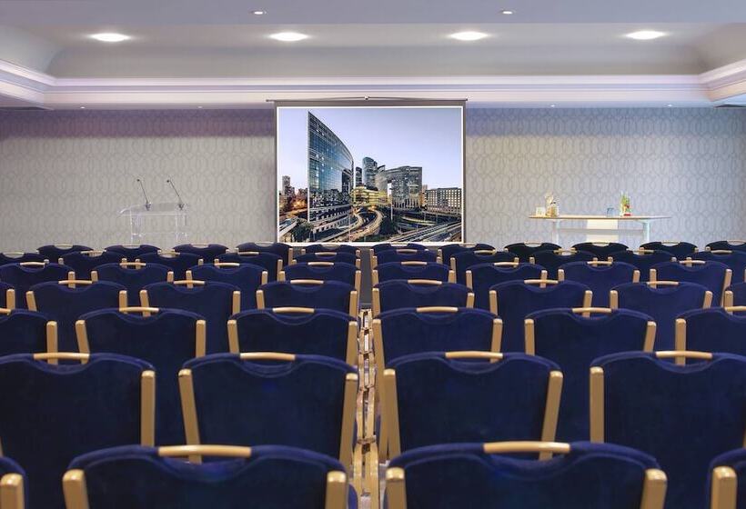 Отель Renaissance Paris La Defense