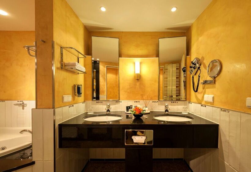 בית מלון כפרי Dorint Charlottenhof Halle