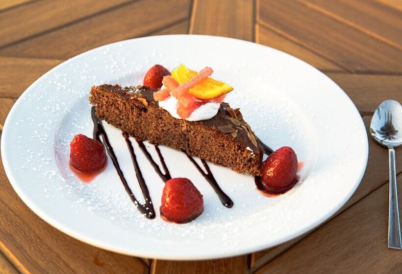 هتل Kombo Beach Resort