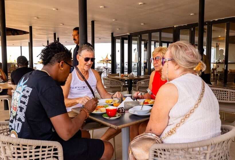 هتل Kombo Beach Resort