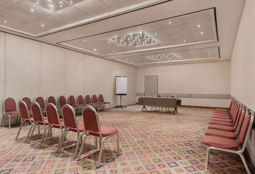 فندق Ramada By Wyndham Bottrop City