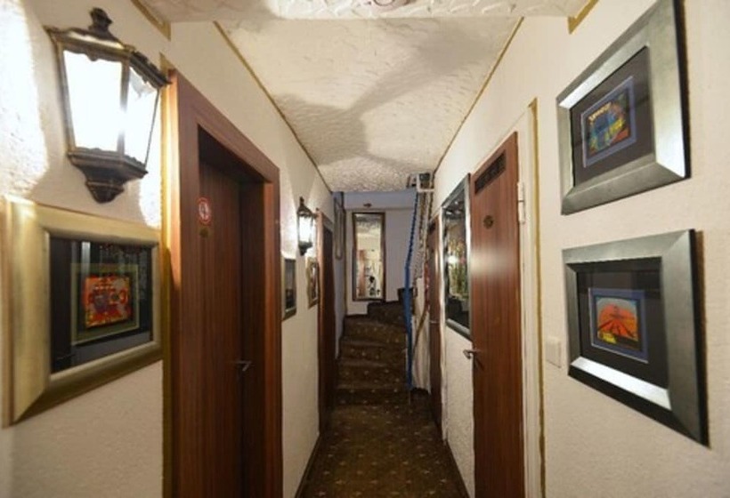 Отель Und Restaurant Lowenbrau Koln