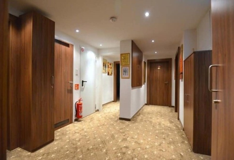 Отель Und Restaurant Lowenbrau Koln