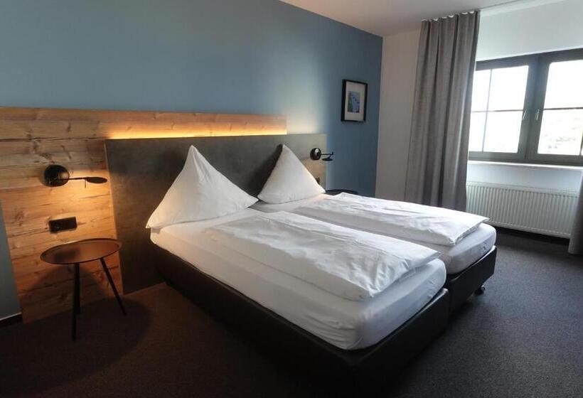 호텔 & Weinhaus Zum Schwarzen Bären