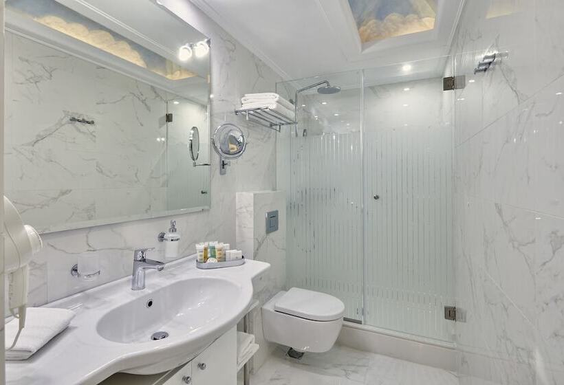 Ava Hotel And Suites