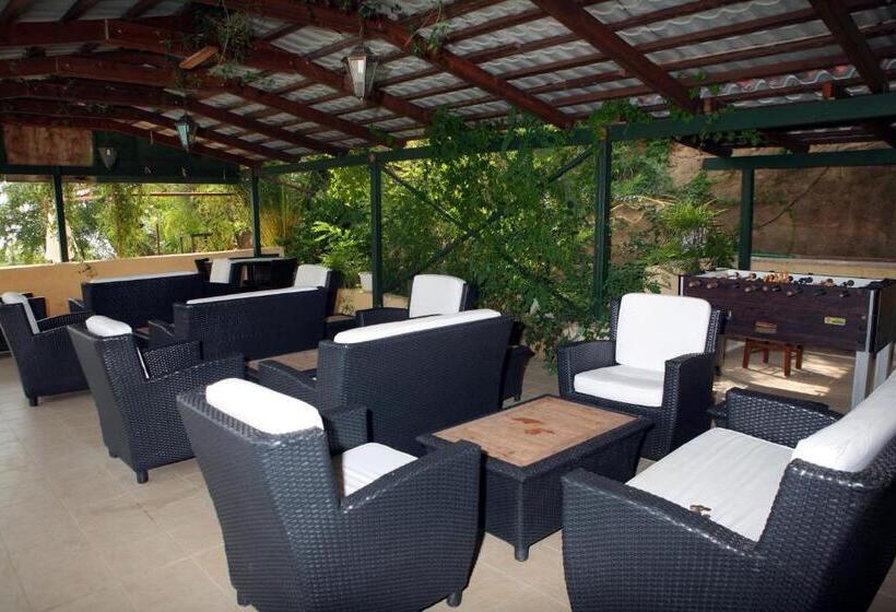 ホテル Karavados Beach