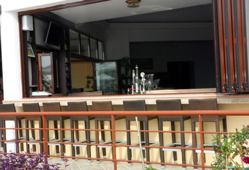 ホテル Karavados Beach