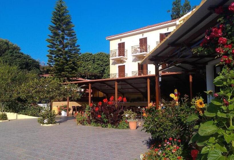 ホテル Karavados Beach