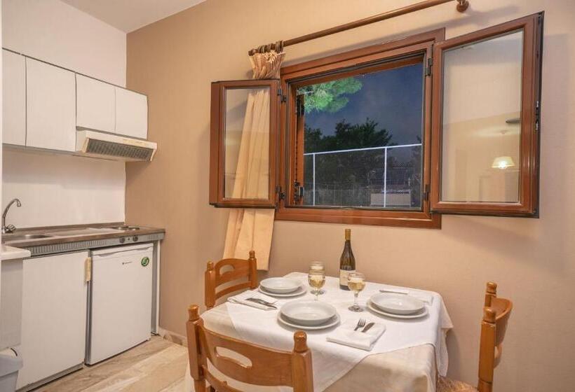 ホテル Karavados Beach