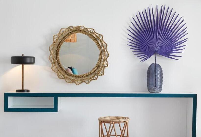 Kouros Hotel & Suites