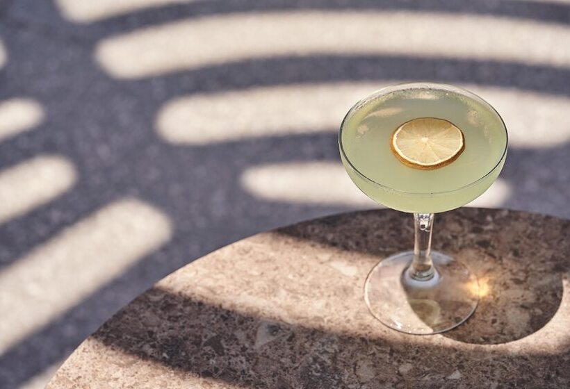 Kouros Hotel & Suites