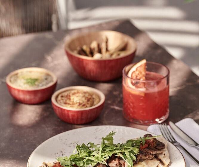 Kouros Hotel & Suites