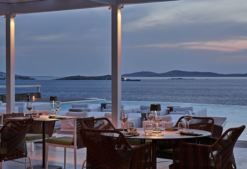 Kouros Hotel & Suites