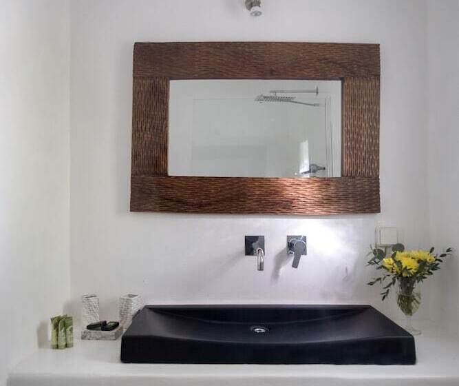 Zefi Hotel & Suites