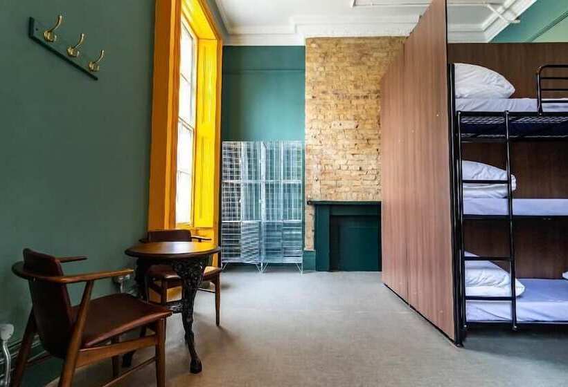 هاستل Publove @ The Rose & Crown