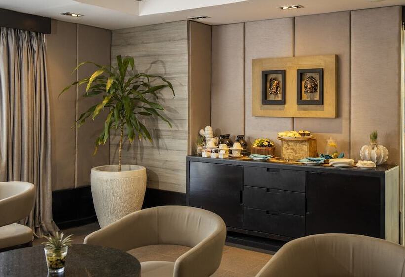 בית מלון כפרי Away Bali Legian Camakila Resort