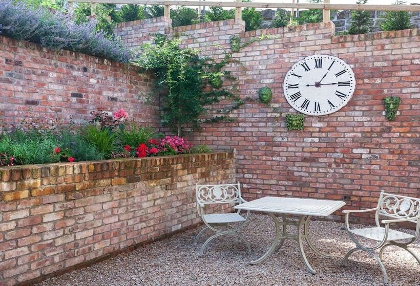 فندق Castle Leslie Estate