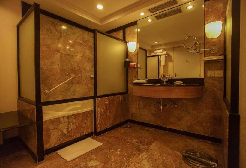 هتل Crowne Plaza Chennai Adyar Park