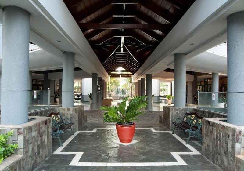 Отель Grand Tropic Suites