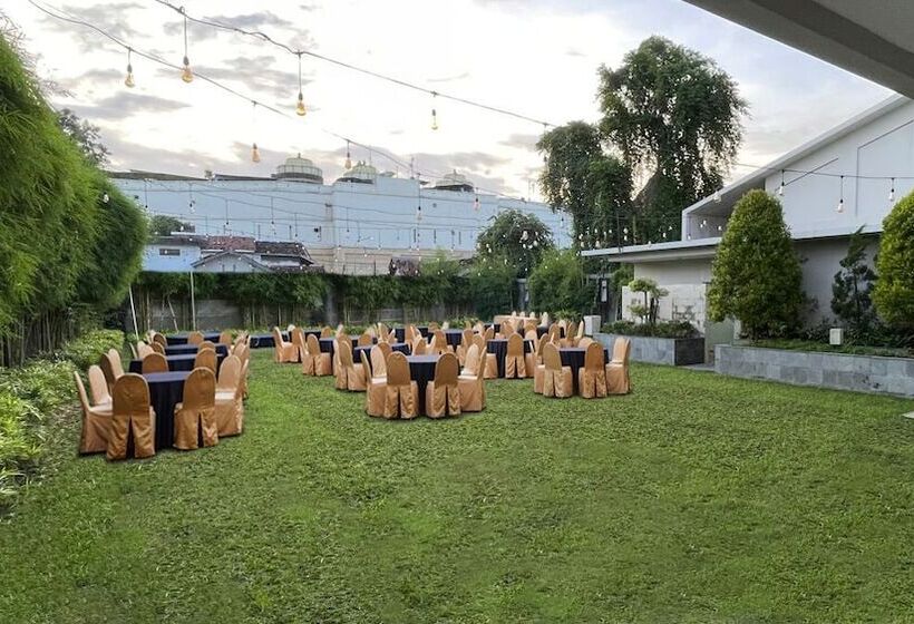 Отель Kimaya Sudirman Yogyakarta By Harris