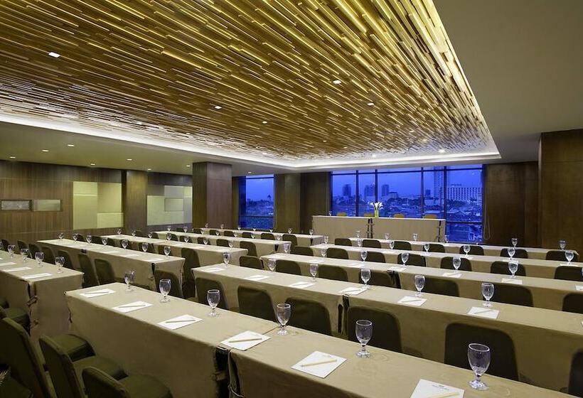 فندق Santika Pandegiling Surabaya