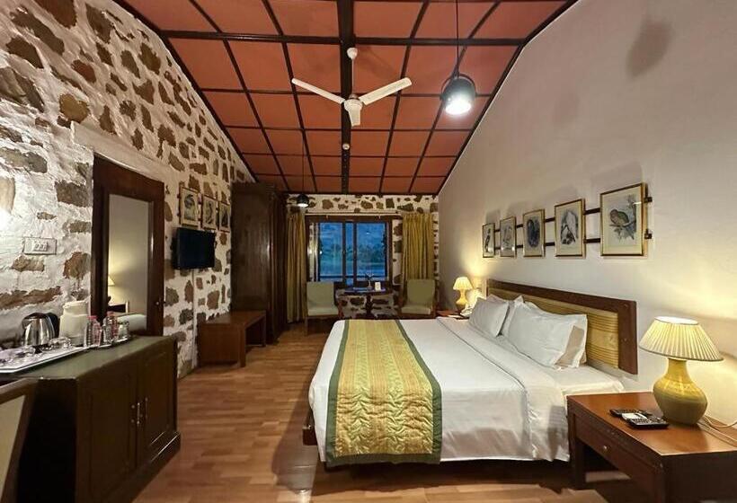 Shikarbadi Hotel   By The Lake Heritage By Hrh Group Of Hotels