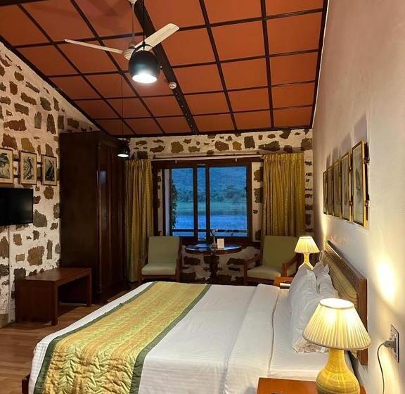 Shikarbadi Hotel   By The Lake Heritage By Hrh Group Of Hotels