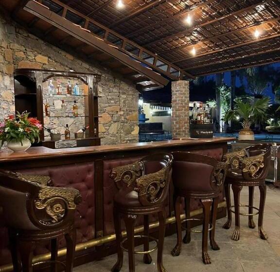 Shikarbadi Hotel   By The Lake Heritage By Hrh Group Of Hotels