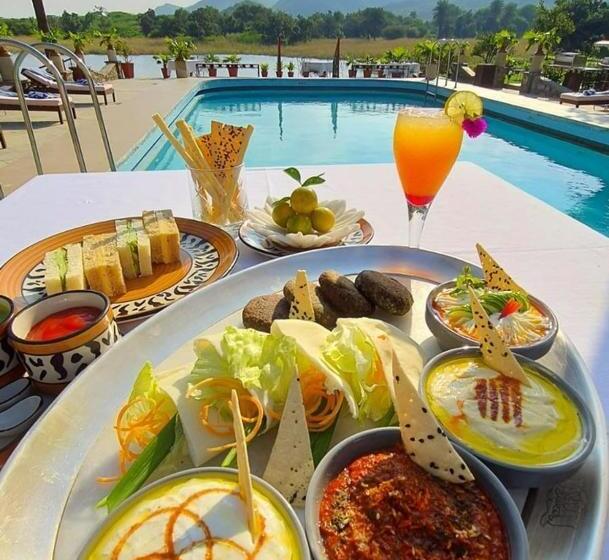 Shikarbadi Hotel   By The Lake Heritage By Hrh Group Of Hotels