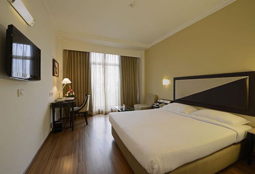 Отель Sun-n-Sand Pune